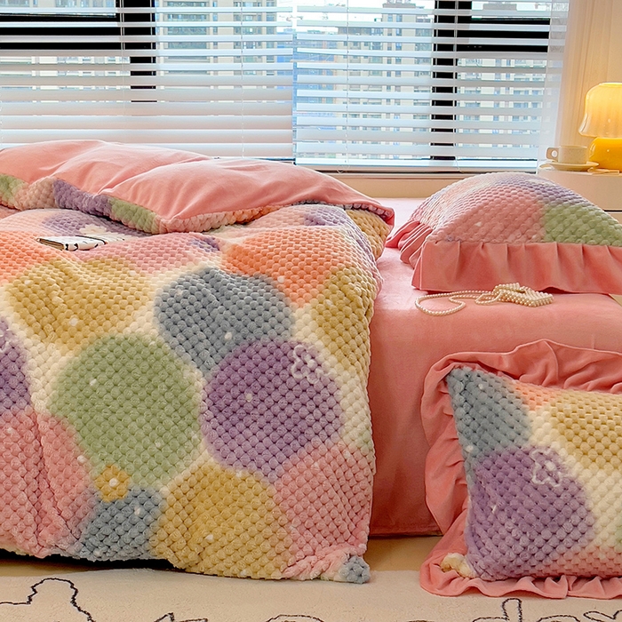 91家纺网 家纺一手货源 找家纺 摩妮卡 2025新款提花豆豆绒卡通印花牛奶绒四件套 颜淡