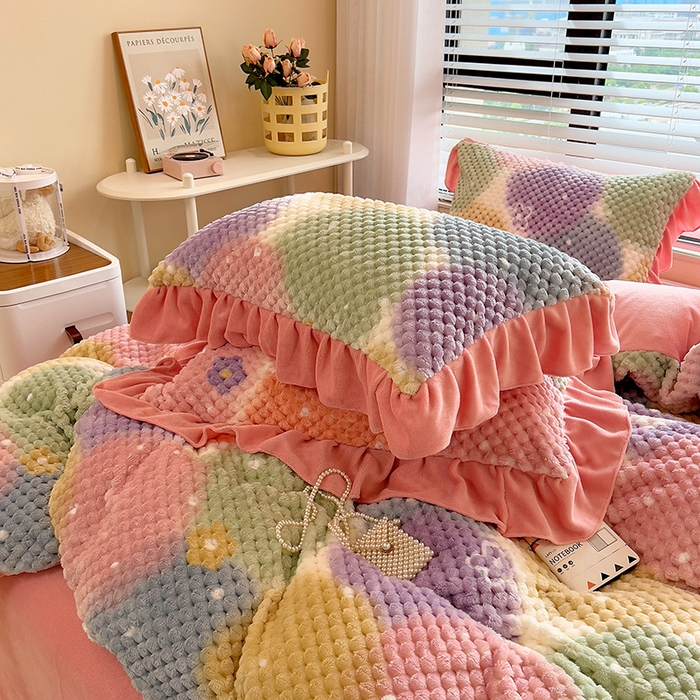 91家纺网 家纺一手货源 找家纺 摩妮卡 2025新款提花豆豆绒卡通印花牛奶绒四件套 颜淡