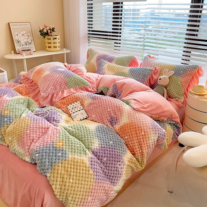 91家纺网 家纺一手货源 找家纺 摩妮卡 2025新款提花豆豆绒卡通印花牛奶绒四件套 颜淡