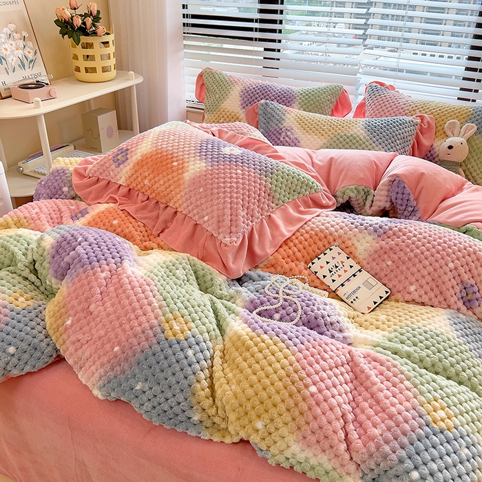 91家纺网 家纺一手货源 找家纺 摩妮卡 2025新款提花豆豆绒卡通印花牛奶绒四件套 颜淡