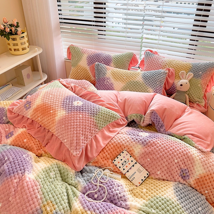 91家纺网 家纺一手货源 找家纺 摩妮卡 2025新款提花豆豆绒卡通印花牛奶绒四件套 颜淡