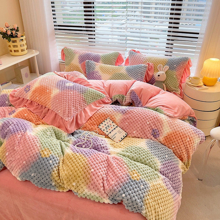 91家纺网 家纺一手货源 找家纺 摩妮卡 2025新款提花豆豆绒卡通印花牛奶绒四件套 颜淡