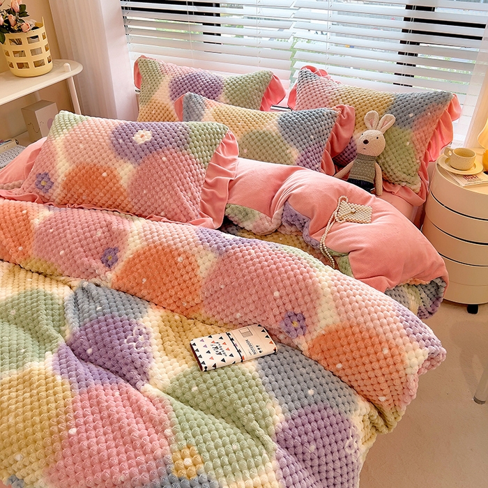 91家纺网 家纺一手货源 找家纺 摩妮卡 2025新款提花豆豆绒卡通印花牛奶绒四件套 颜淡