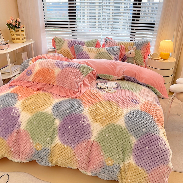 91家纺网 家纺一手货源 找家纺 摩妮卡 2025新款提花豆豆绒卡通印花牛奶绒四件套 颜淡