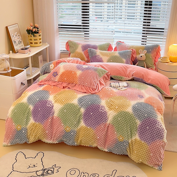 91家纺网 家纺一手货源 找家纺 摩妮卡 2025新款提花豆豆绒卡通印花牛奶绒四件套 颜淡