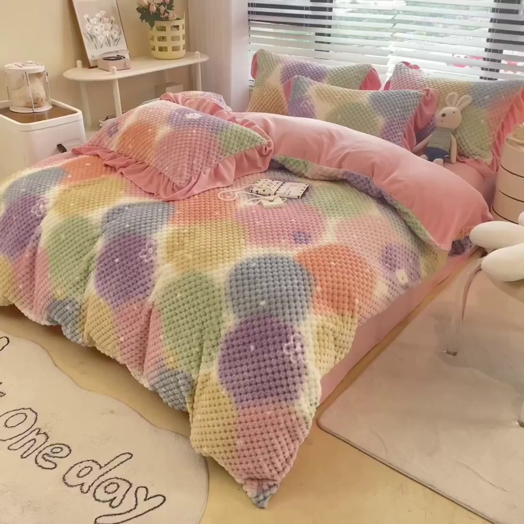 91家纺网 家纺一手货源 找家纺 摩妮卡 2025新款提花豆豆绒卡通印花牛奶绒四件套 颜淡