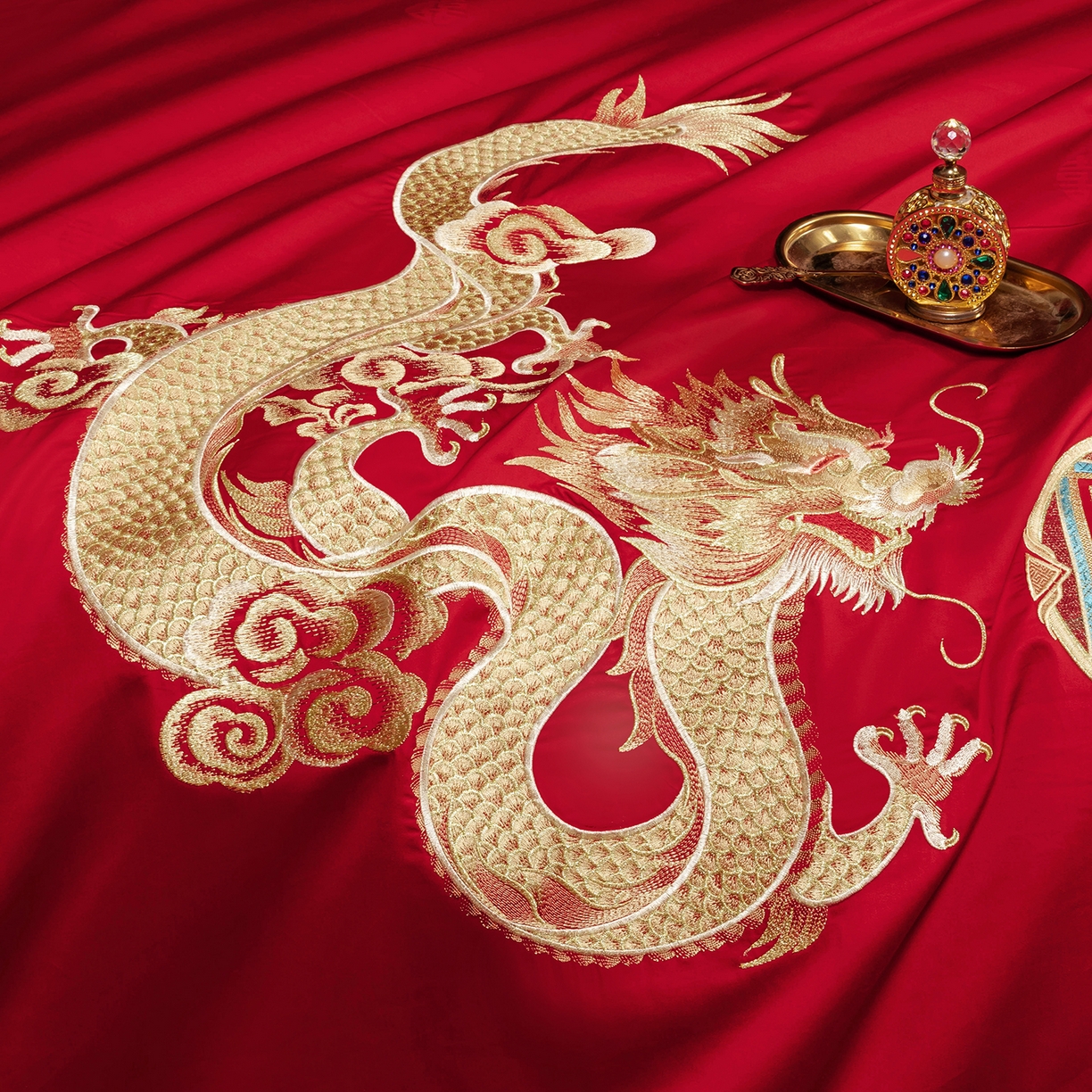 91家纺网 家纺一手货源 找家纺 柏拉图 2025新款100s长绒棉贡缎提花重工艺刺绣婚庆四件套多件套 龙姿凤采