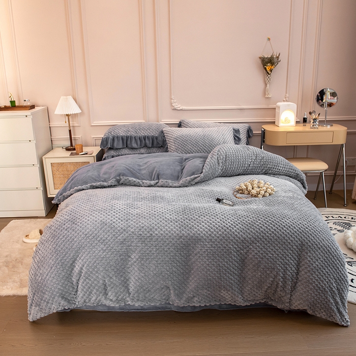 91家纺网 家纺一手货源 找家纺 摩妮卡 2025新款提花豆豆绒卡通印花牛奶绒四件套 耀目灰