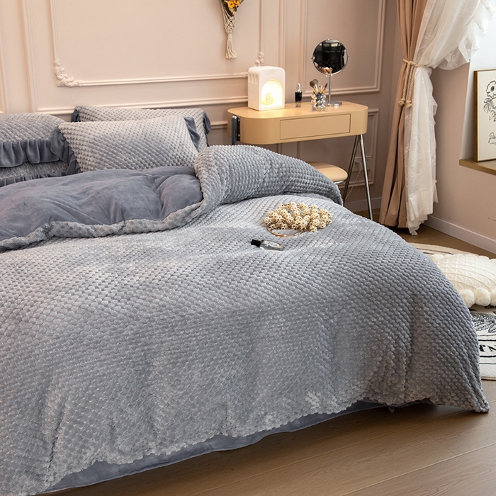 91家纺网 家纺一手货源 找家纺 摩妮卡 2025新款提花豆豆绒卡通印花牛奶绒四件套 耀目灰