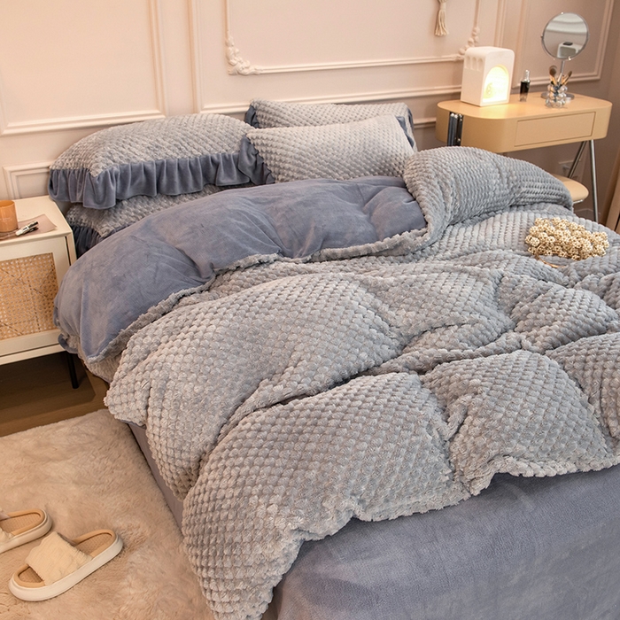 91家纺网 家纺一手货源 找家纺 摩妮卡 2025新款提花豆豆绒卡通印花牛奶绒四件套 耀目灰