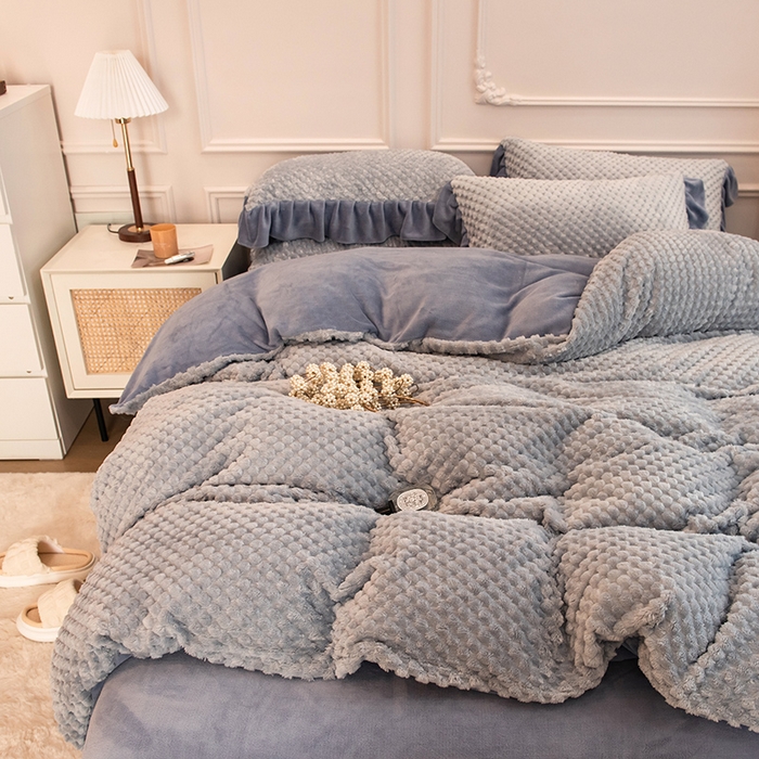 91家纺网 家纺一手货源 找家纺 摩妮卡 2025新款提花豆豆绒卡通印花牛奶绒四件套 耀目灰