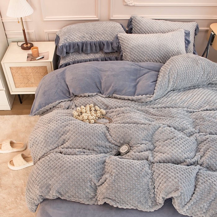 91家纺网 家纺一手货源 找家纺 摩妮卡 2025新款提花豆豆绒卡通印花牛奶绒四件套 耀目灰