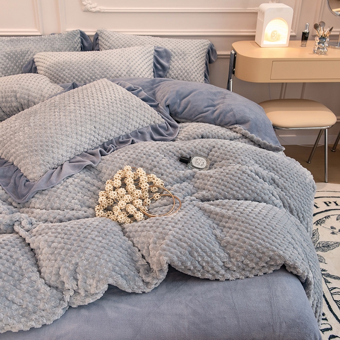 91家纺网 家纺一手货源 找家纺 摩妮卡 2025新款提花豆豆绒卡通印花牛奶绒四件套 耀目灰