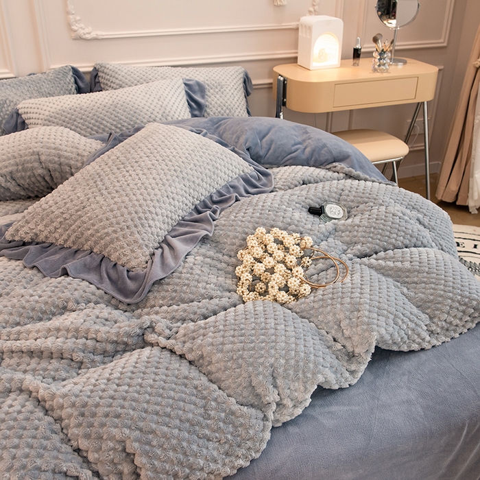 91家纺网 家纺一手货源 找家纺 摩妮卡 2025新款提花豆豆绒卡通印花牛奶绒四件套 耀目灰