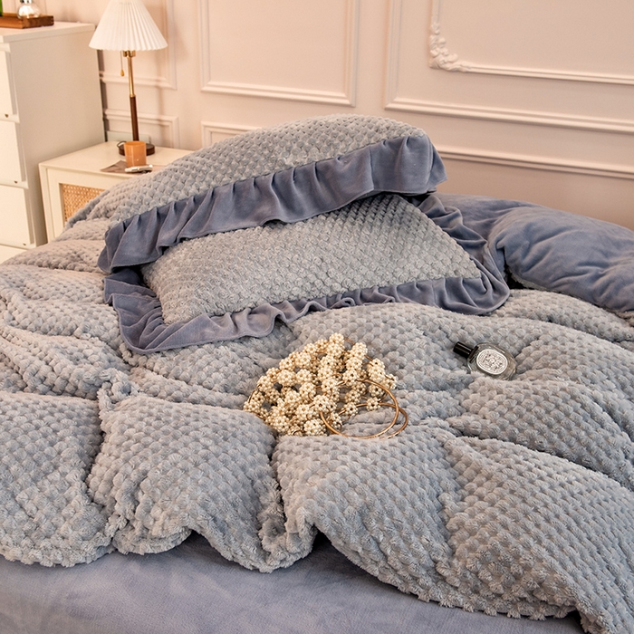 91家纺网 家纺一手货源 找家纺 摩妮卡 2025新款提花豆豆绒卡通印花牛奶绒四件套 耀目灰