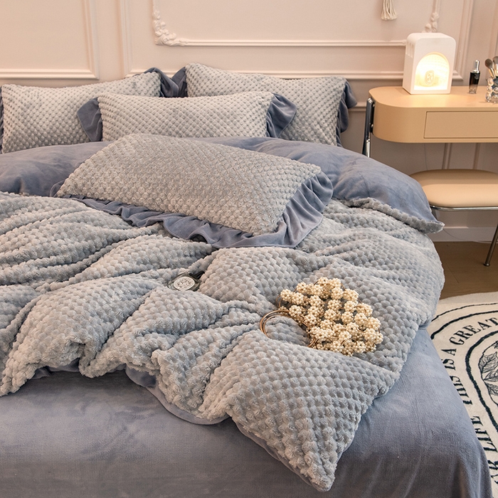 91家纺网 家纺一手货源 找家纺 摩妮卡 2025新款提花豆豆绒卡通印花牛奶绒四件套 耀目灰