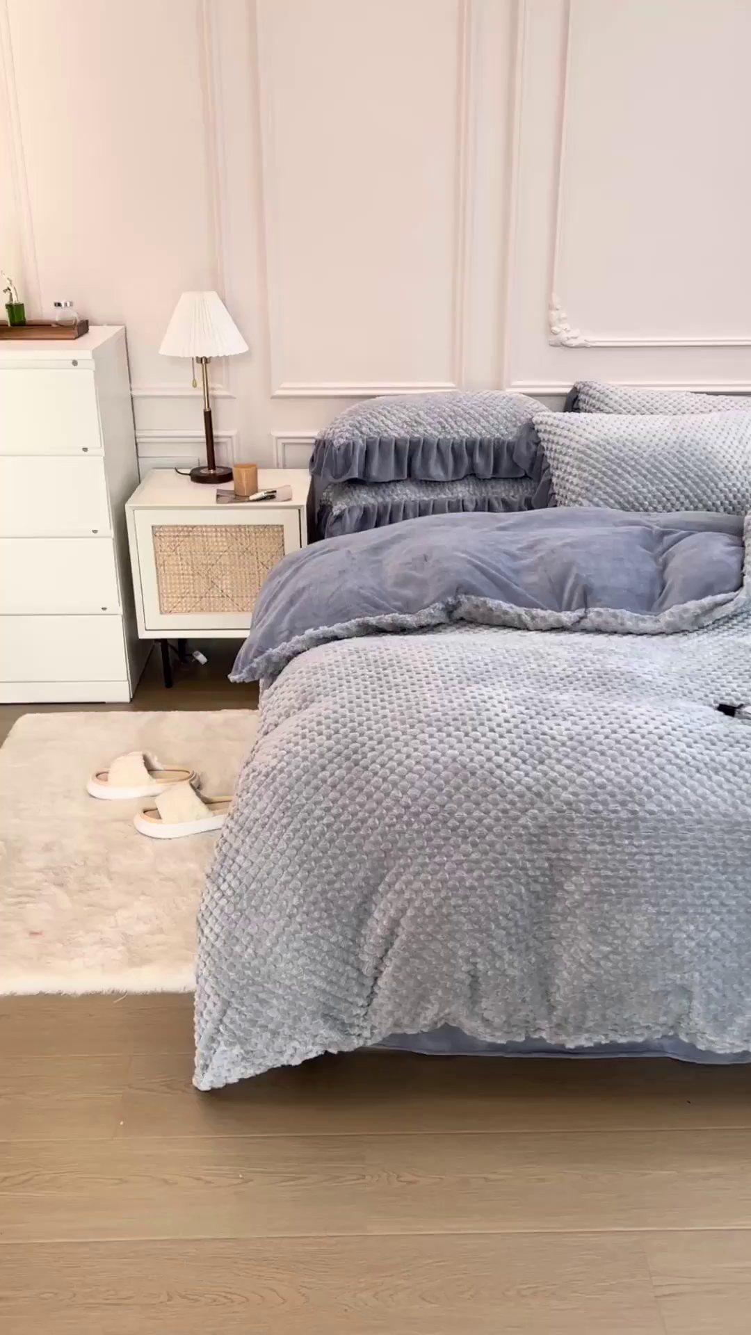 91家纺网 家纺一手货源 找家纺 摩妮卡 2025新款提花豆豆绒卡通印花牛奶绒四件套 耀目灰