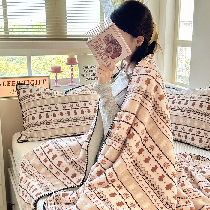 繁花家居 2025英伦风高克重羊羔绒牛奶绒贝壳边毛毯毯子 米咖熊韵