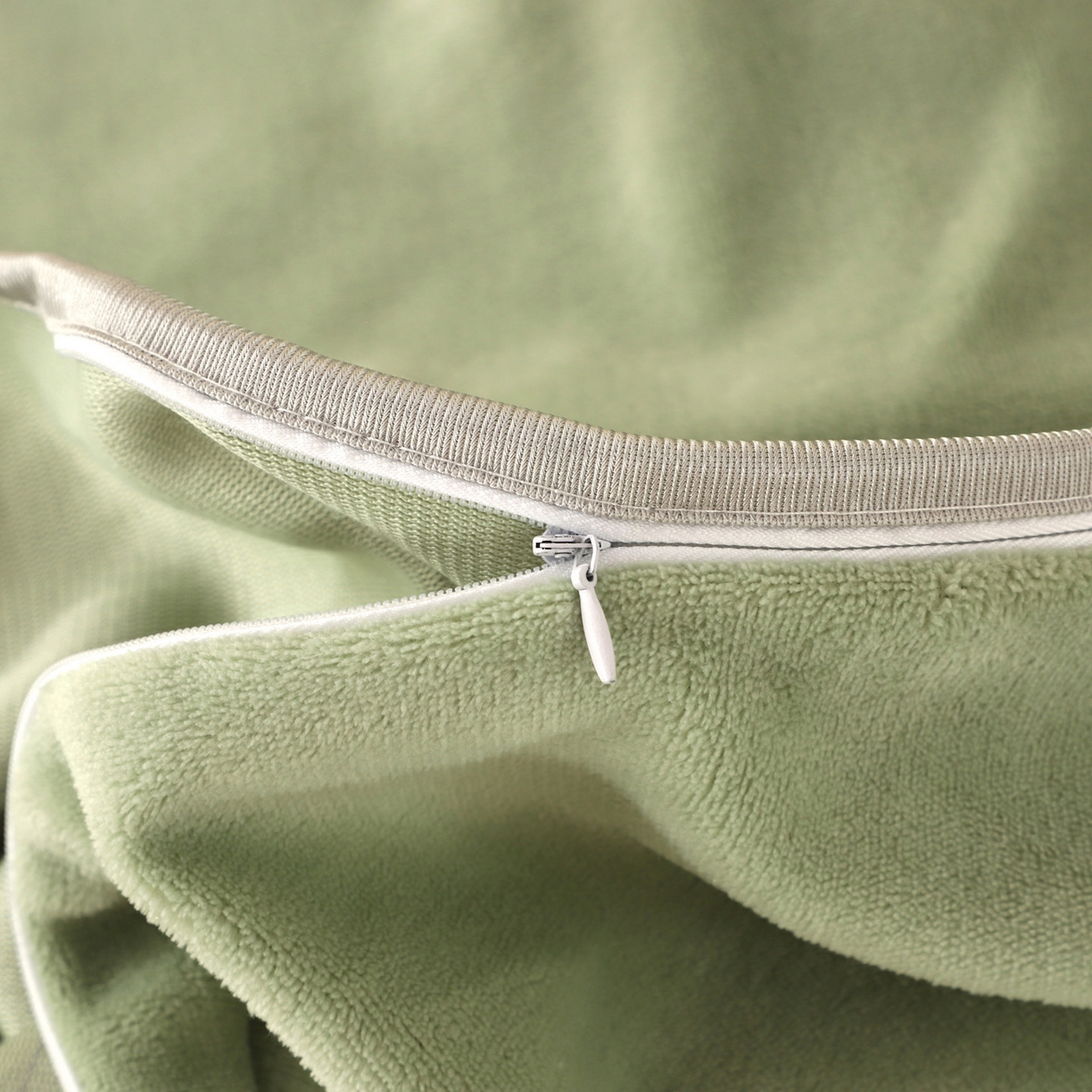 91家纺网 家纺一手货源 找家纺 能好家纺 2025新款牛奶绒刺绣床盖四件套 果绿