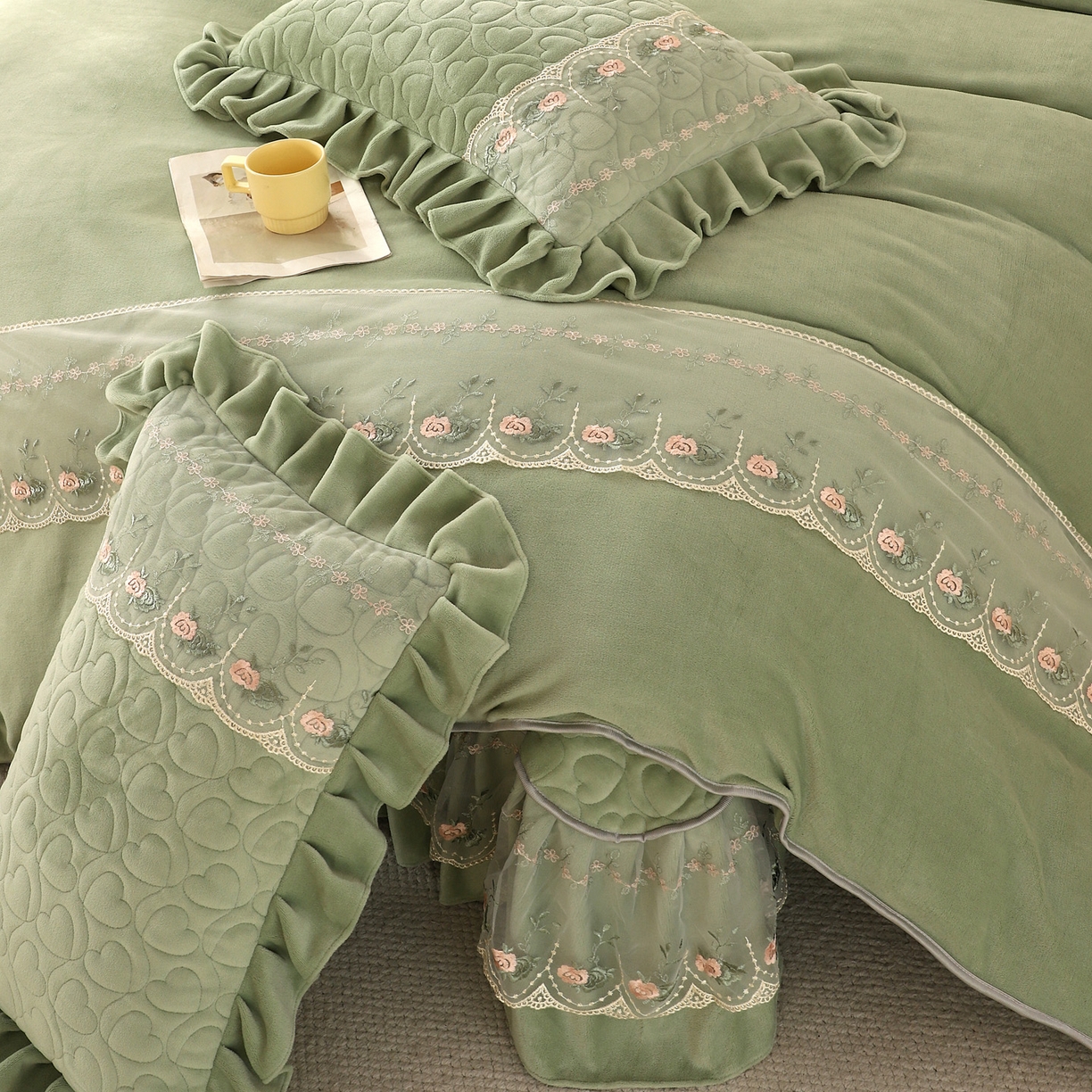 91家纺网 家纺一手货源 找家纺 能好家纺 2025新款牛奶绒刺绣床盖四件套 果绿