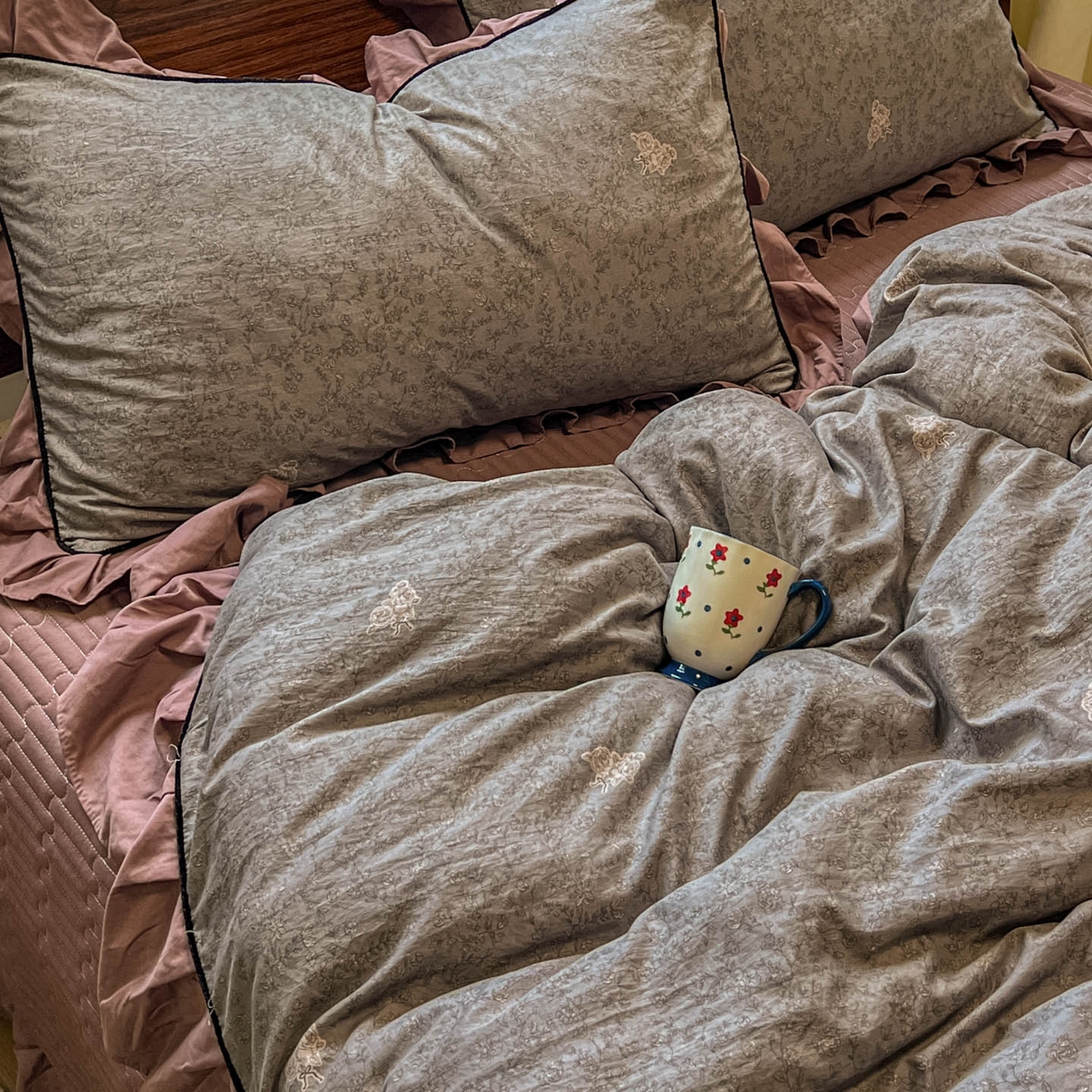 91家纺网 家纺一手货源 找家纺 美梦家纺 2025新款亲肤舒适高克重云感棉床盖四件套 巴洛克之恋·咖