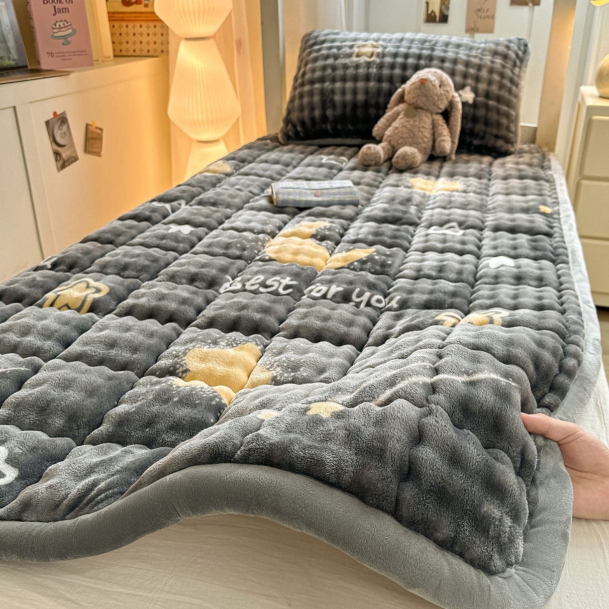 91家纺网 家纺一手货源 找家纺 （总）眠势力 2025新款牛奶绒泡泡床褥加绒仿兔毛绒床褥子秋冬保暖珊瑚绒夹棉学生上下铺床护垫