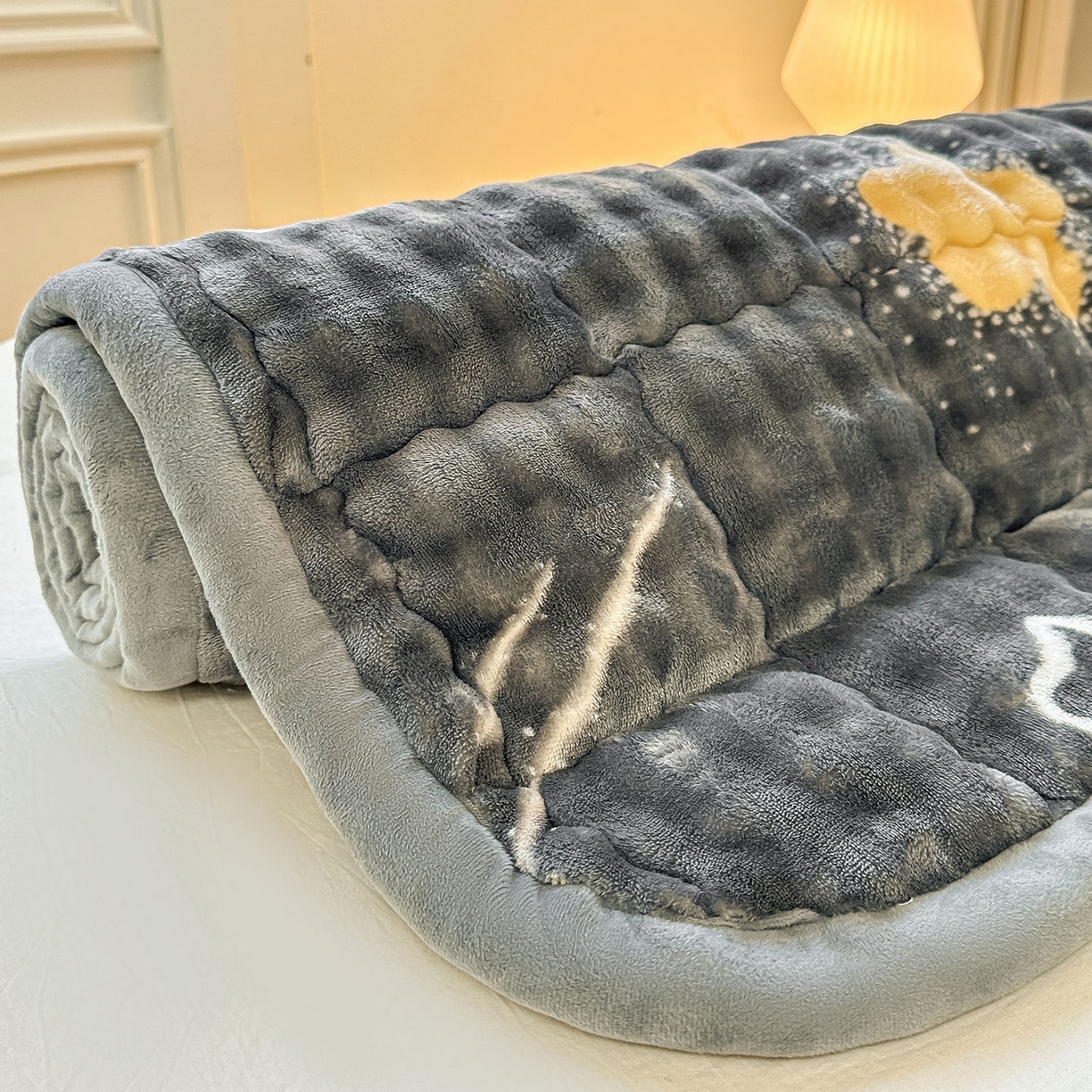 91家纺网 家纺一手货源 找家纺 （总）眠势力 2025新款牛奶绒泡泡床褥加绒仿兔毛绒床褥子秋冬保暖珊瑚绒夹棉学生上下铺床护垫