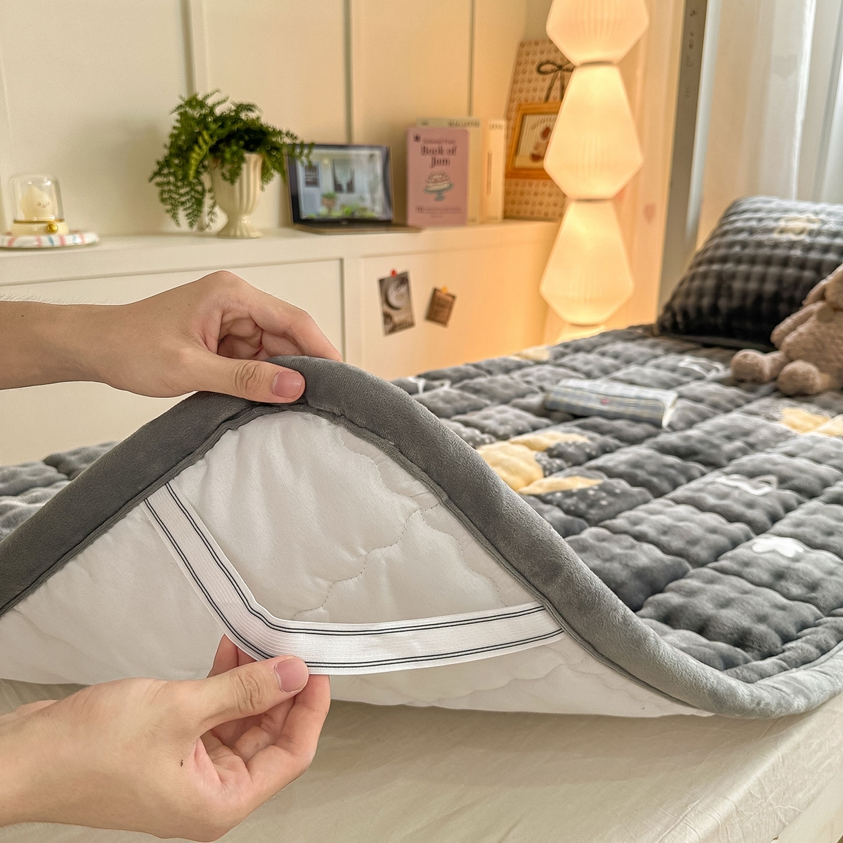 91家纺网 家纺一手货源 找家纺 （总）眠势力 2025新款牛奶绒泡泡床褥加绒仿兔毛绒床褥子秋冬保暖珊瑚绒夹棉学生上下铺床护垫