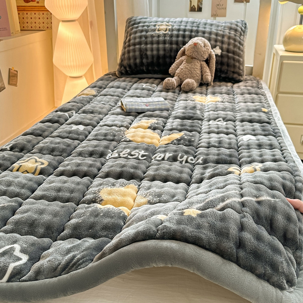 91家纺网 家纺一手货源 找家纺 （总）眠势力 2025新款牛奶绒泡泡床褥加绒仿兔毛绒床褥子秋冬保暖珊瑚绒夹棉学生上下铺床护垫