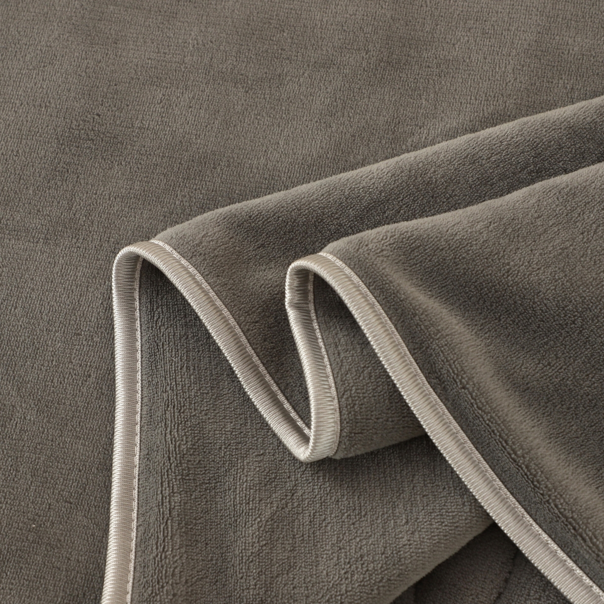 91家纺网 家纺一手货源 找家纺 能好家纺 2025新款牛奶绒刺绣床盖四件套 灰