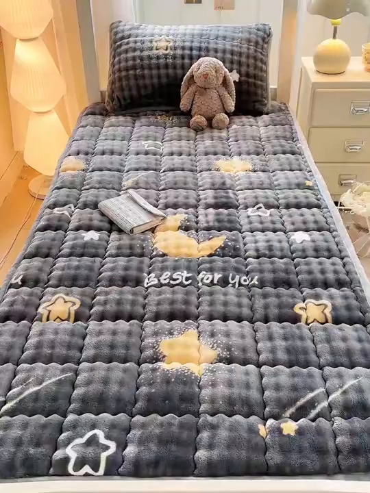 91家纺网 家纺一手货源 找家纺 （总）眠势力 2025新款牛奶绒泡泡床褥加绒仿兔毛绒床褥子秋冬保暖珊瑚绒夹棉学生上下铺床护垫