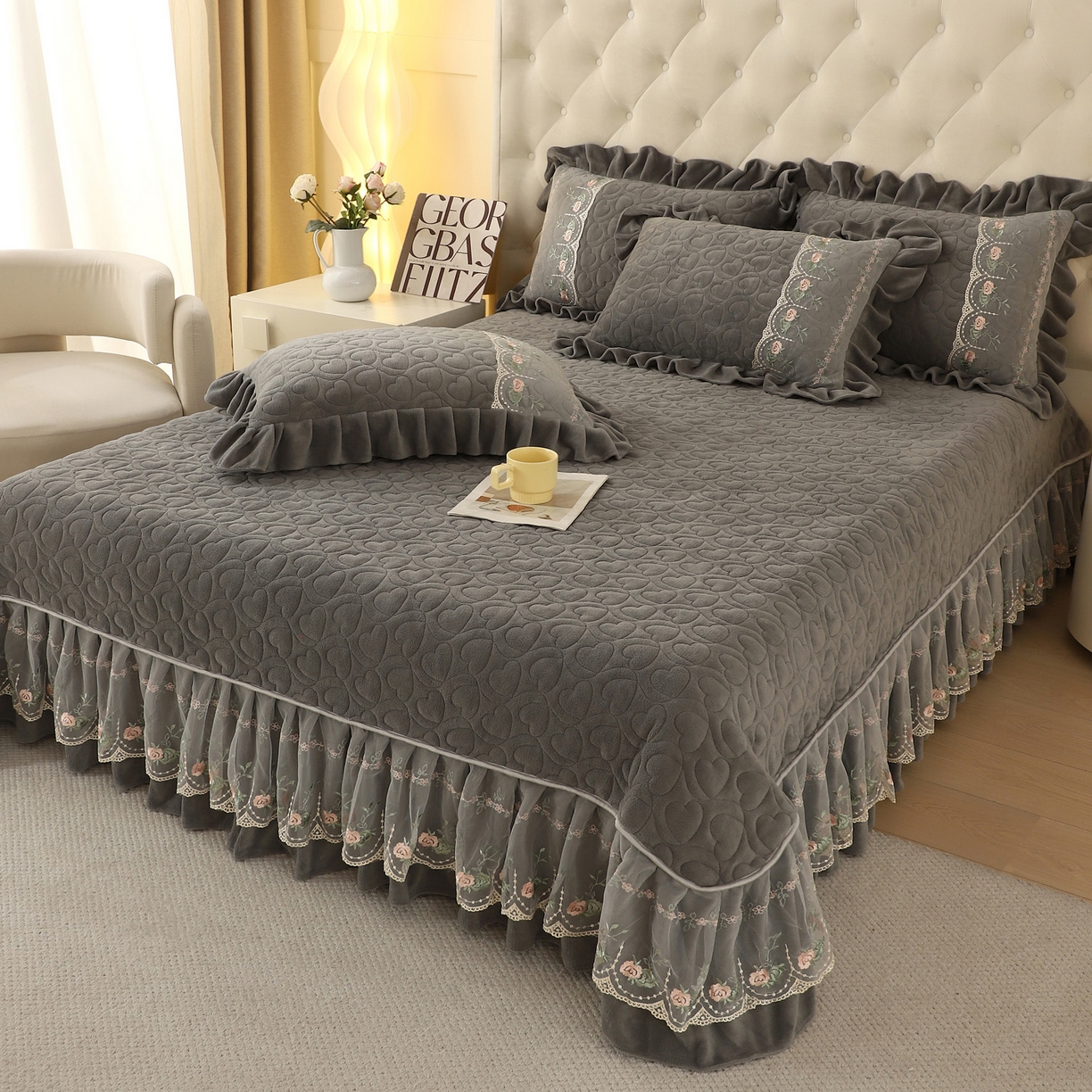 91家纺网 家纺一手货源 找家纺 能好家纺 2025新款牛奶绒刺绣床盖四件套 灰