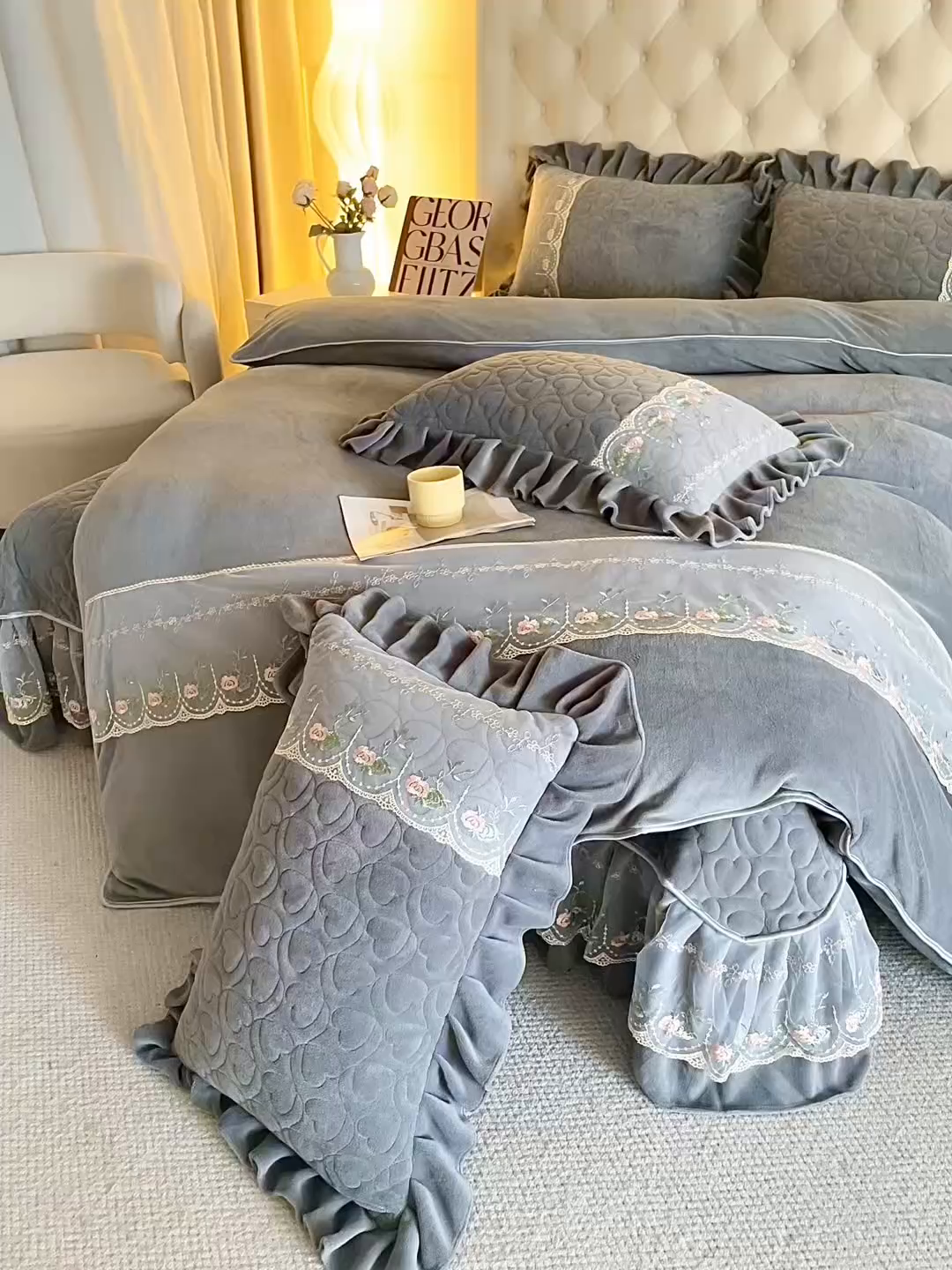 91家纺网 家纺一手货源 找家纺 能好家纺 2025新款牛奶绒刺绣床盖四件套 灰