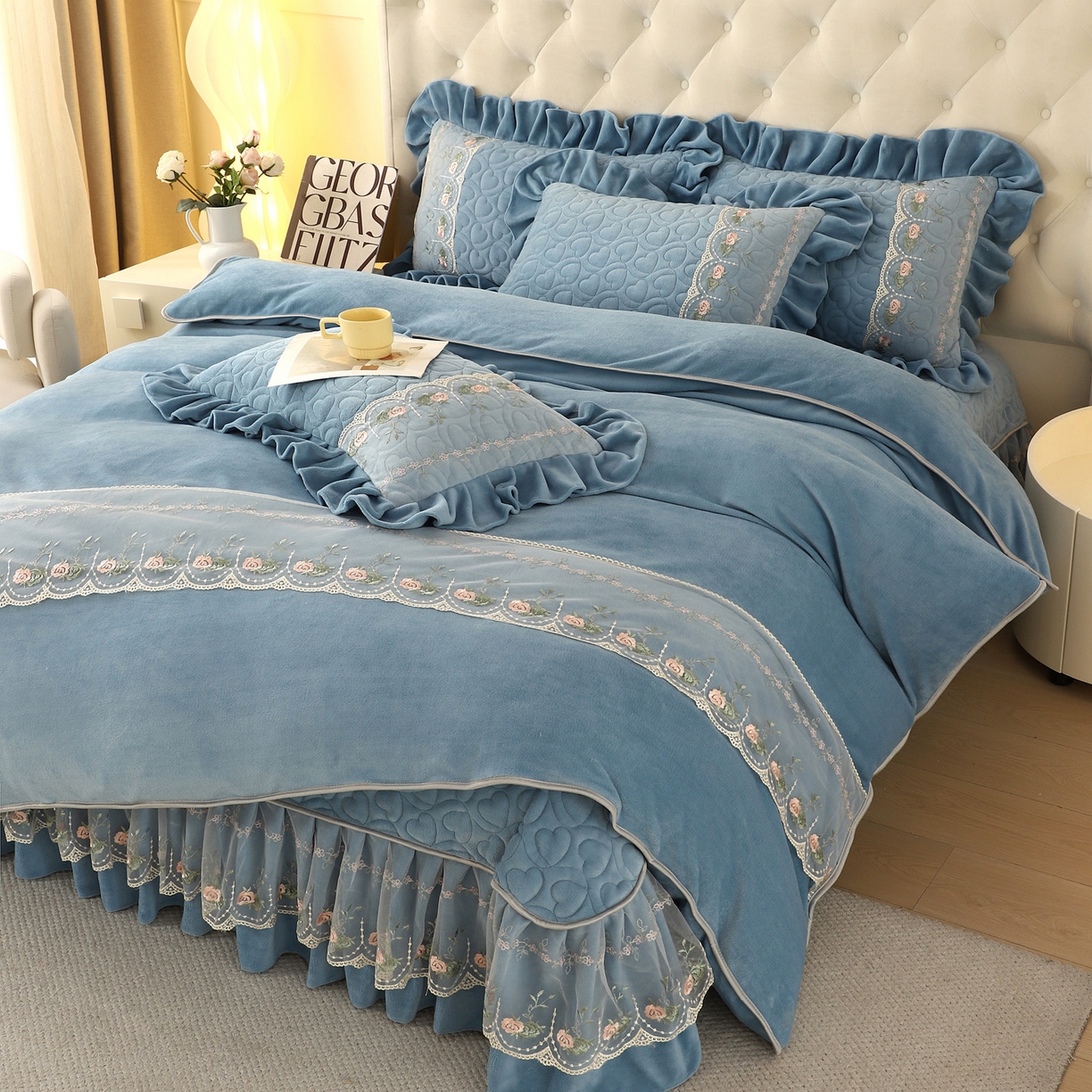 91家纺网 家纺一手货源 找家纺 能好家纺 2025新款牛奶绒刺绣床盖四件套 蓝