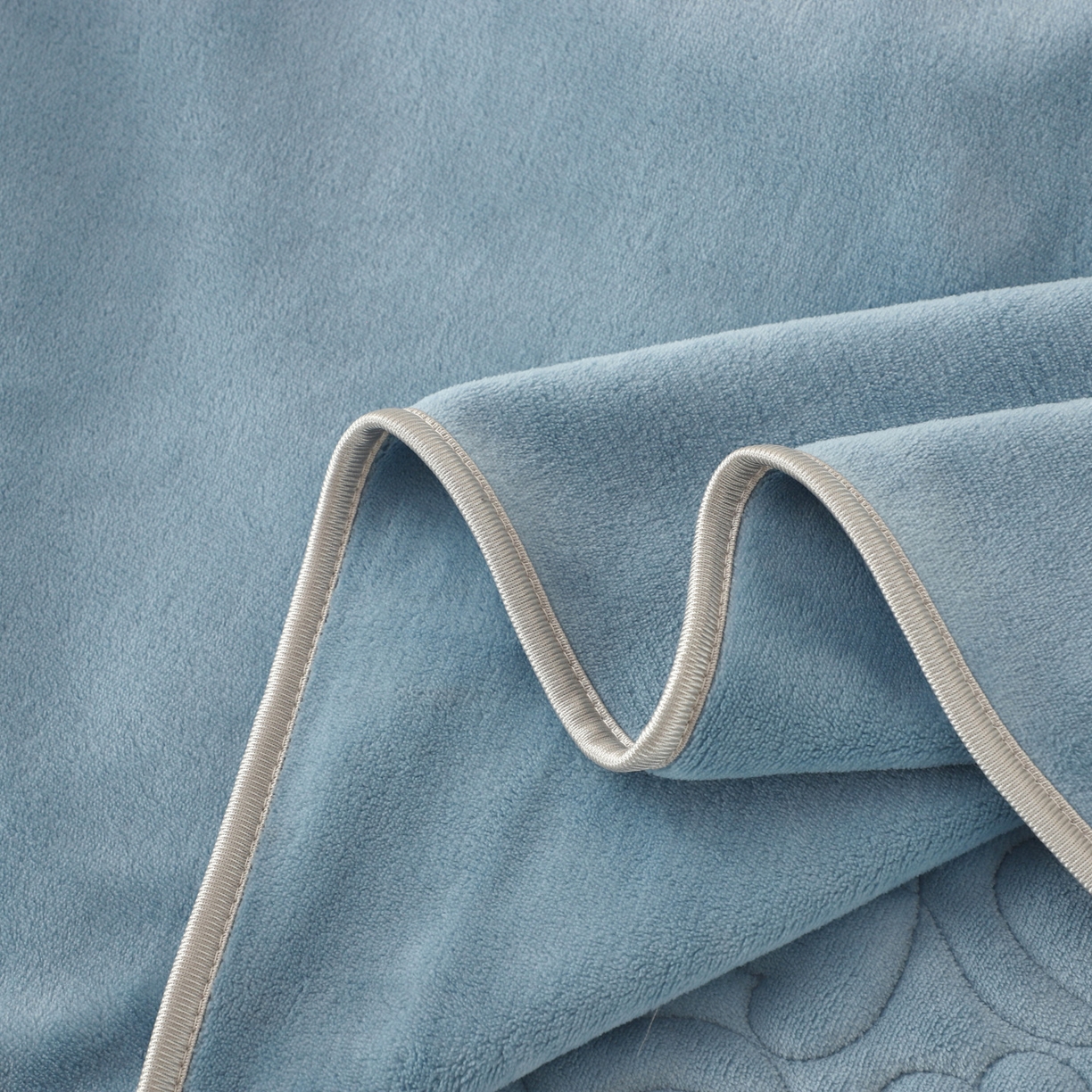 91家纺网 家纺一手货源 找家纺 能好家纺 2025新款牛奶绒刺绣床盖四件套 蓝