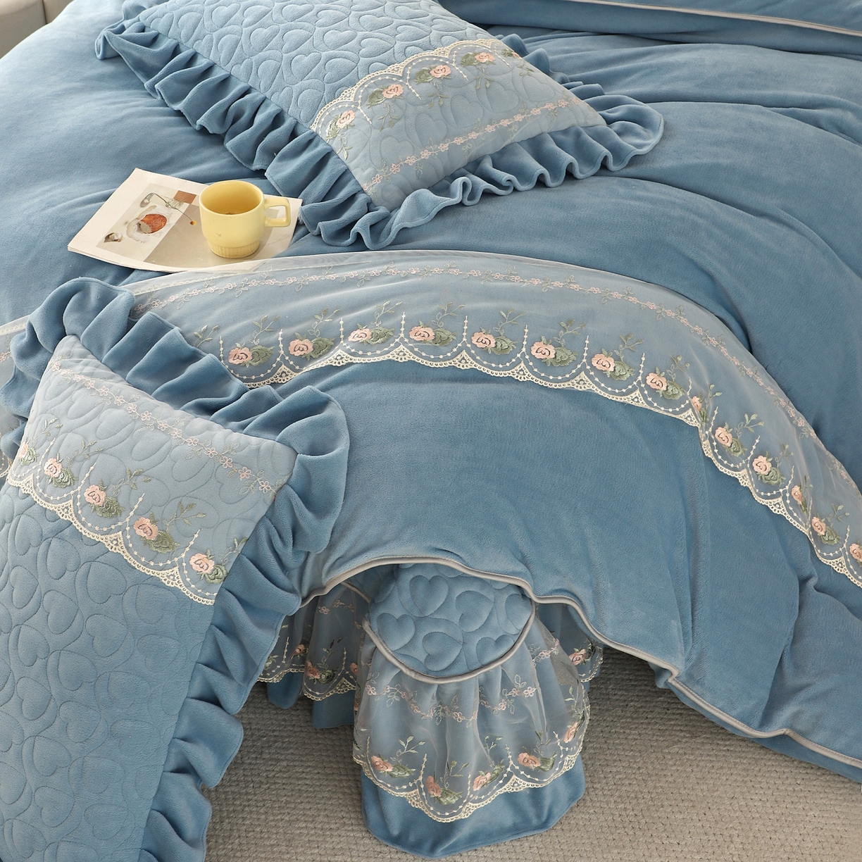 91家纺网 家纺一手货源 找家纺 能好家纺 2025新款牛奶绒刺绣床盖四件套 蓝