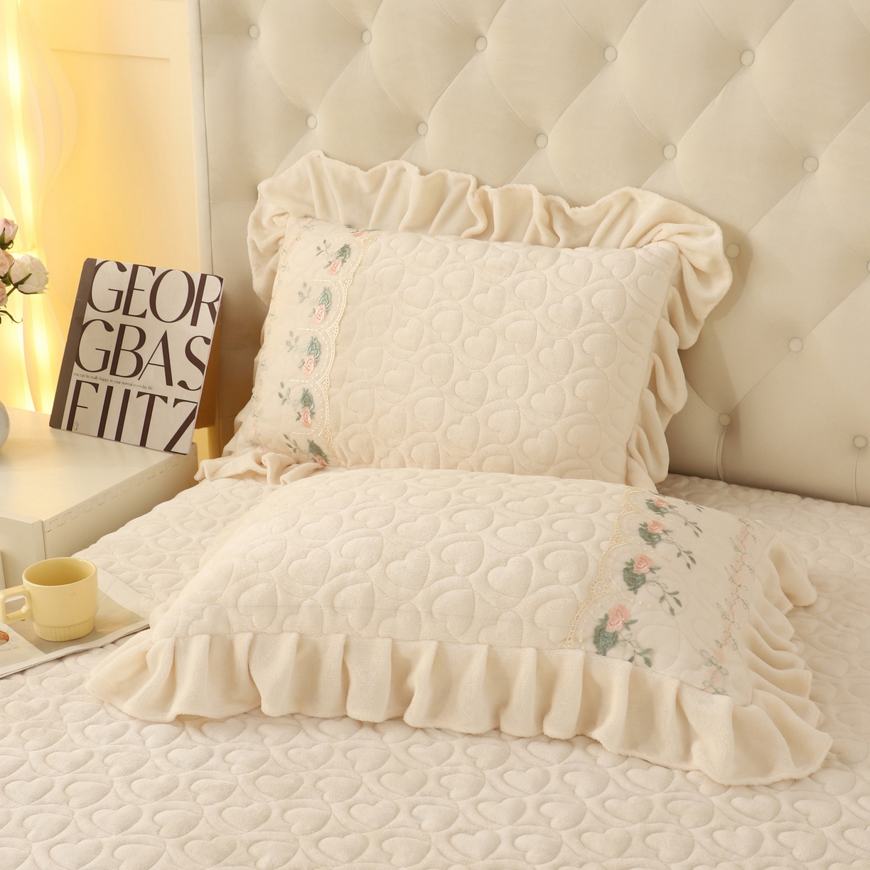 91家纺网 家纺一手货源 找家纺 能好家纺 2025新款牛奶绒刺绣床盖四件套 米白