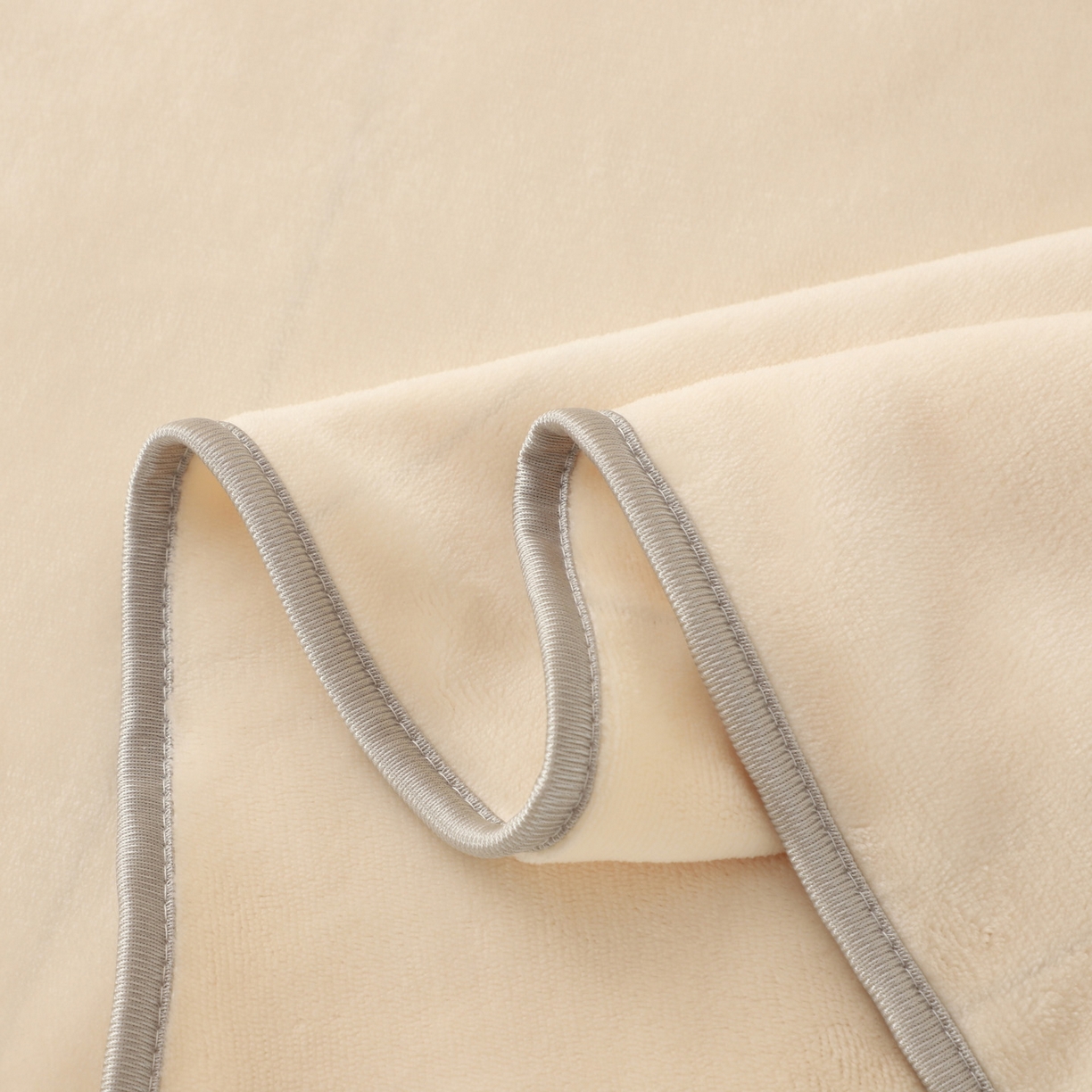 91家纺网 家纺一手货源 找家纺 能好家纺 2025新款牛奶绒刺绣床盖四件套 米白