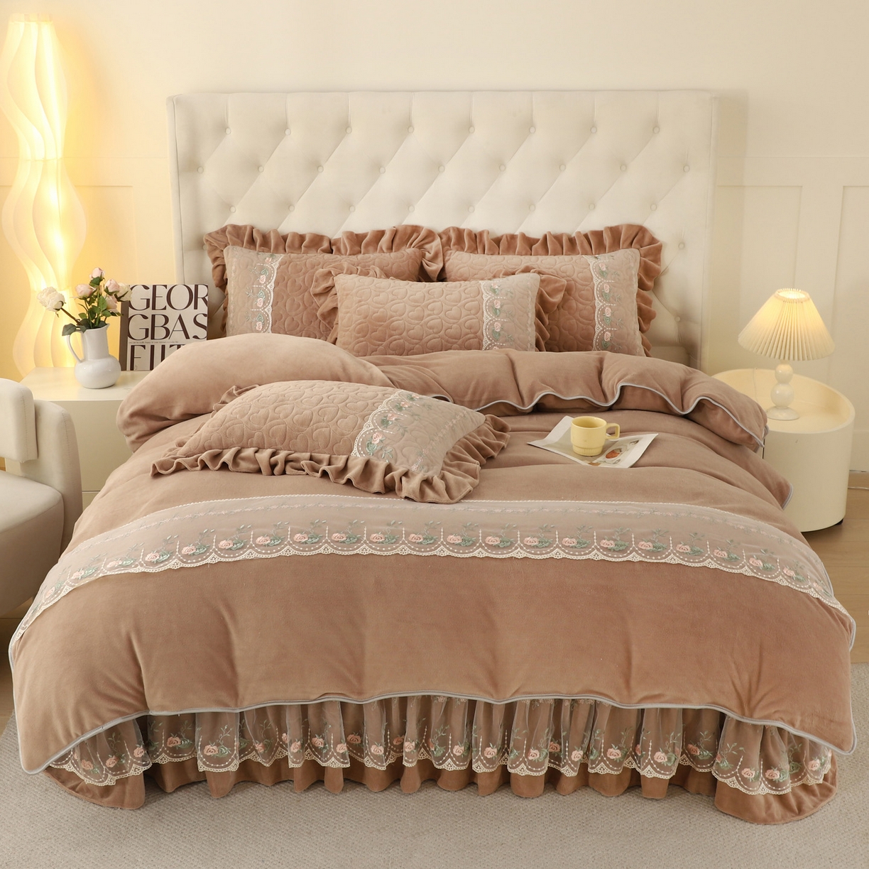 91家纺网 家纺一手货源 找家纺 能好家纺 2025新款牛奶绒刺绣床盖四件套 驼色