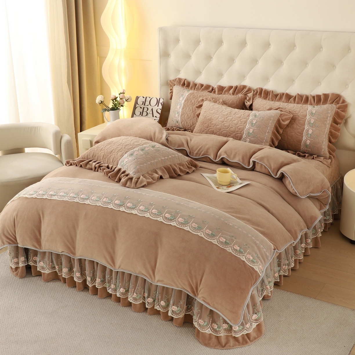 91家纺网 家纺一手货源 找家纺 能好家纺 2025新款牛奶绒刺绣床盖四件套 驼色