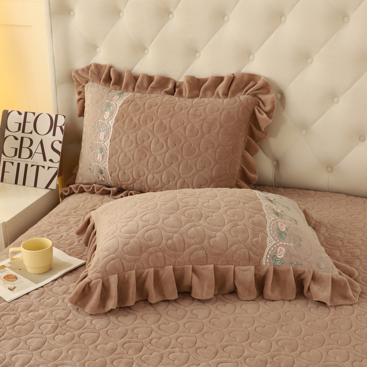 91家纺网 家纺一手货源 找家纺 能好家纺 2025新款牛奶绒刺绣床盖四件套 驼色