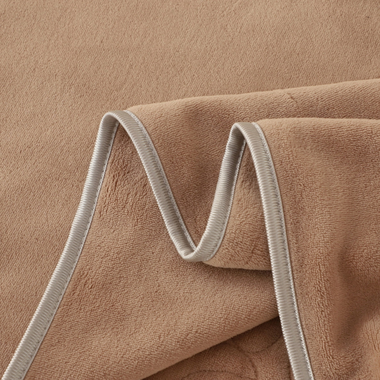 91家纺网 家纺一手货源 找家纺 能好家纺 2025新款牛奶绒刺绣床盖四件套 驼色