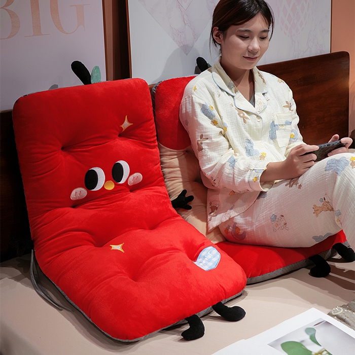 91家纺网 家纺一手货源 找家纺 仟亿莱 2025新款大眼红苹果连体坐垫 连体呆萌苹果