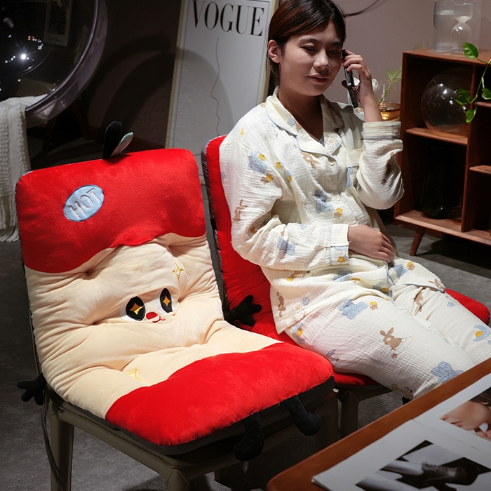 91家纺网 家纺一手货源 找家纺 仟亿莱 2025新款大眼红苹果连体坐垫 连体俏皮苹果