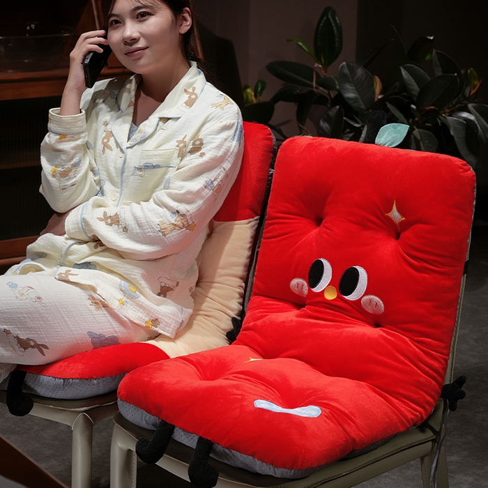 91家纺网 家纺一手货源 找家纺 仟亿莱 2025新款大眼红苹果连体坐垫 连体俏皮苹果