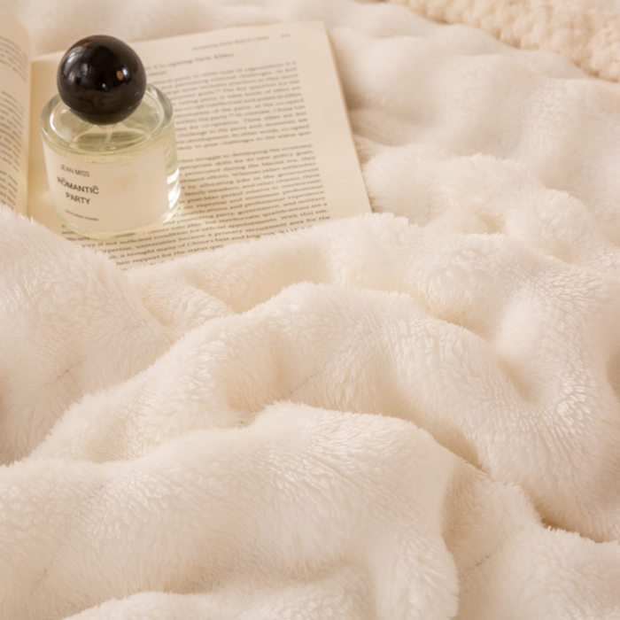 91家纺网 家纺一手货源 找家纺 爱彼家纺 2025秋冬新款玉兔云绒毛毯毯子午睡毯玉兔云绒系列 玉兔云绒-米白