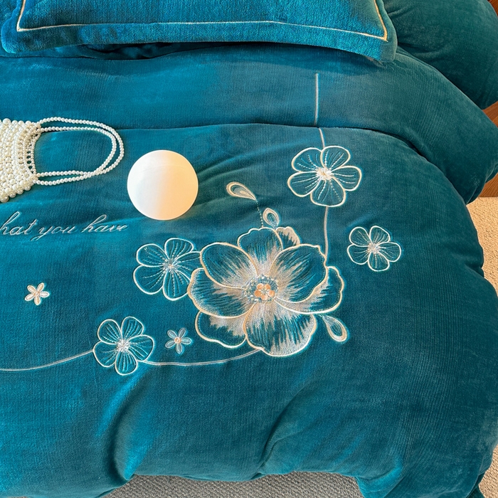 91家纺网 家纺一手货源 找家纺 （总）诺梵家纺 2025新款8斤牛奶绒刺绣绣花四件套