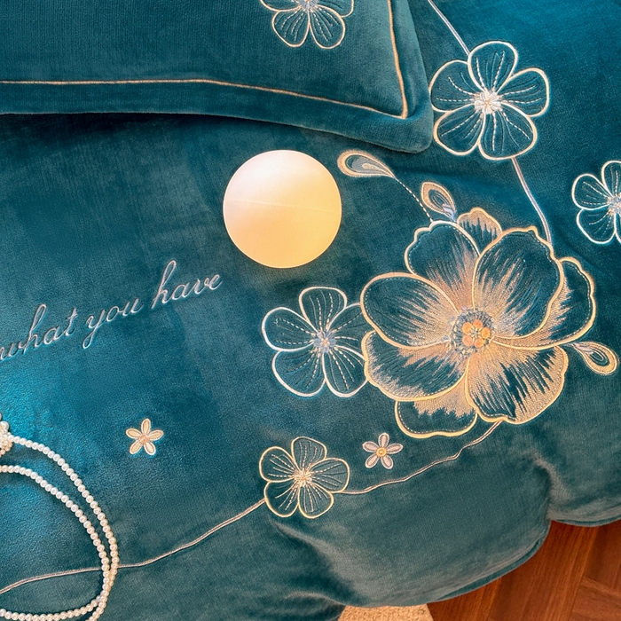 91家纺网 家纺一手货源 找家纺 （总）诺梵家纺 2025新款8斤牛奶绒刺绣绣花四件套