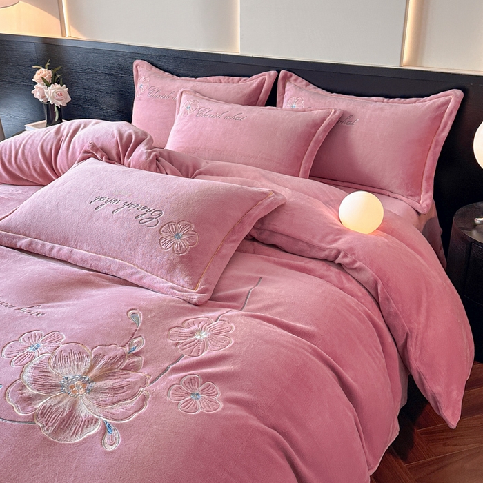 91家纺网 家纺一手货源 找家纺 （总）诺梵家纺 2025新款8斤牛奶绒刺绣绣花四件套