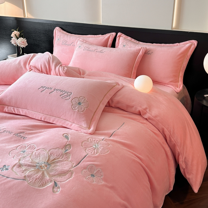 91家纺网 家纺一手货源 找家纺 （总）诺梵家纺 2025新款8斤牛奶绒刺绣绣花四件套